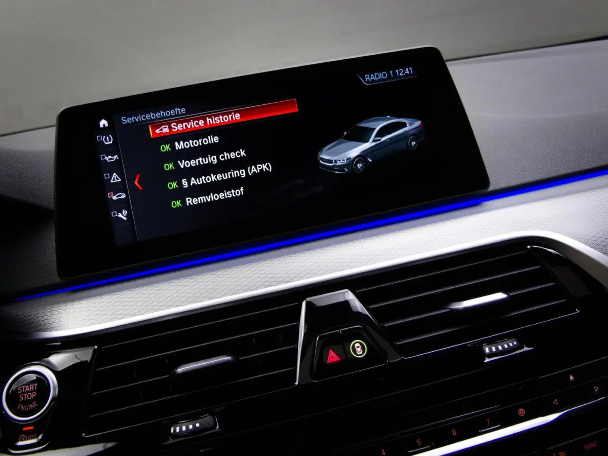 520i High Executive M-Sport (SFEERVERLICHTING, PANORAMADAK, HEAD-UP DISPLAY, NAVIGATIE PROFESSIONAL, STOELVERWARMING)