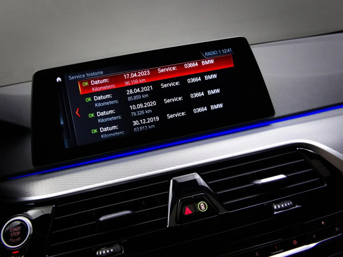 520i High Executive M-Sport (SFEERVERLICHTING, PANORAMADAK, HEAD-UP DISPLAY, NAVIGATIE PROFESSIONAL, STOELVERWARMING)