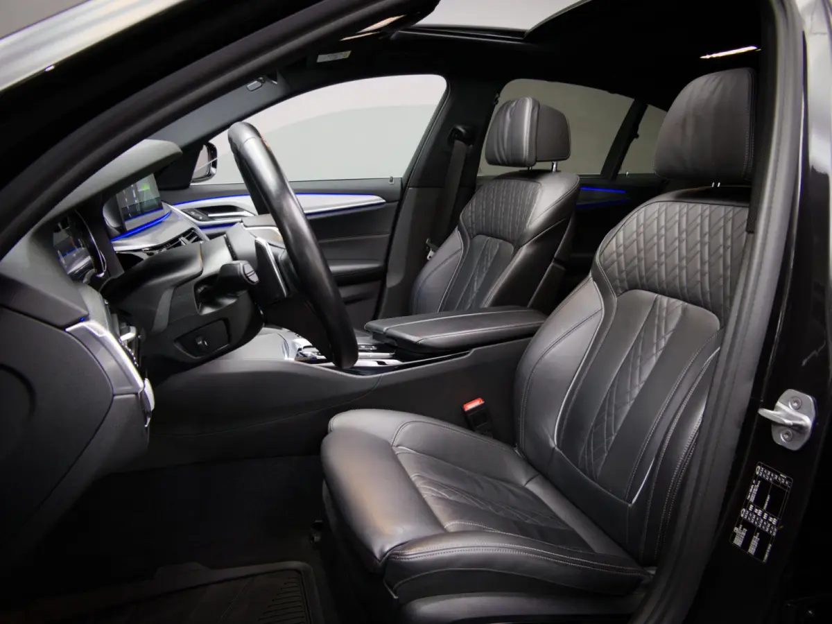 520i High Executive M-Sport (SFEERVERLICHTING, PANORAMADAK, HEAD-UP DISPLAY, NAVIGATIE PROFESSIONAL, STOELVERWARMING)