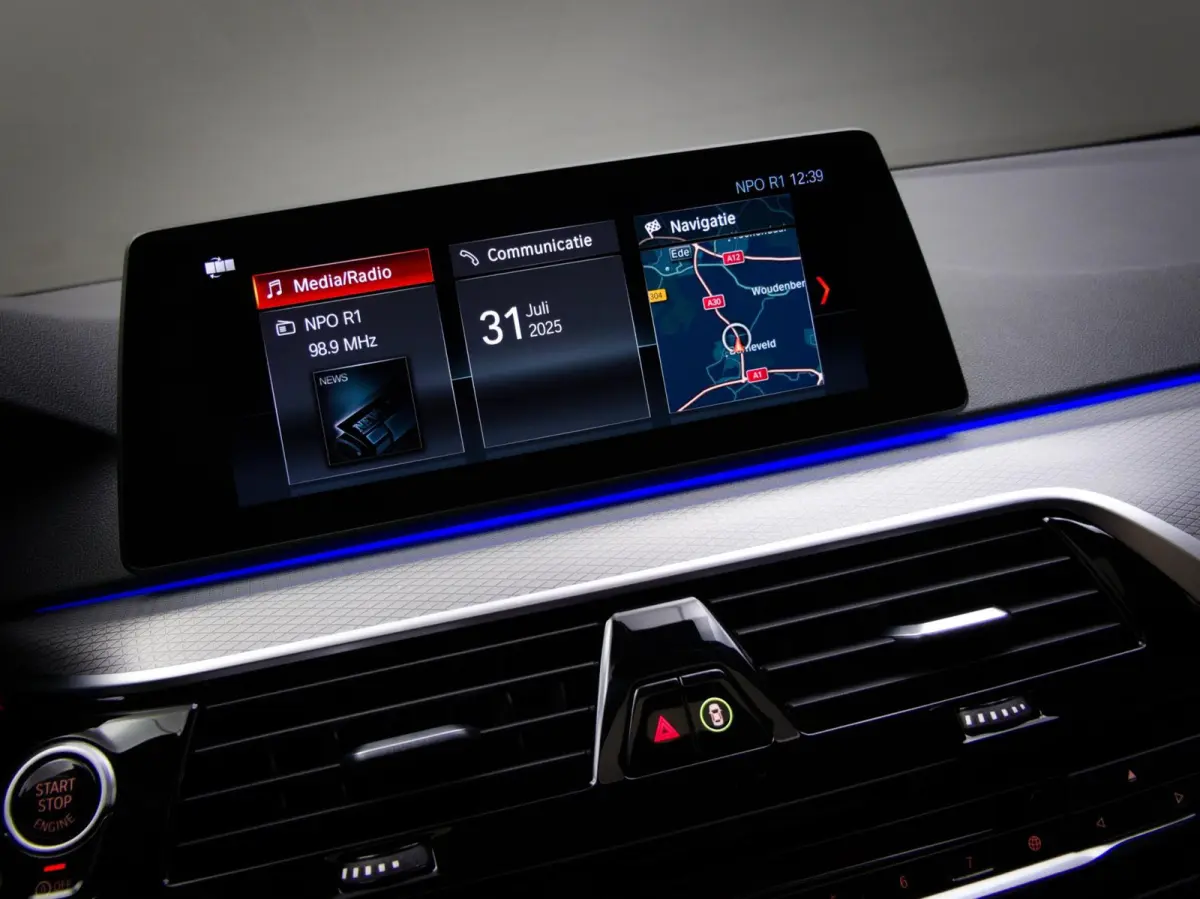 520i High Executive M-Sport (SFEERVERLICHTING, PANORAMADAK, HEAD-UP DISPLAY, NAVIGATIE PROFESSIONAL, STOELVERWARMING)