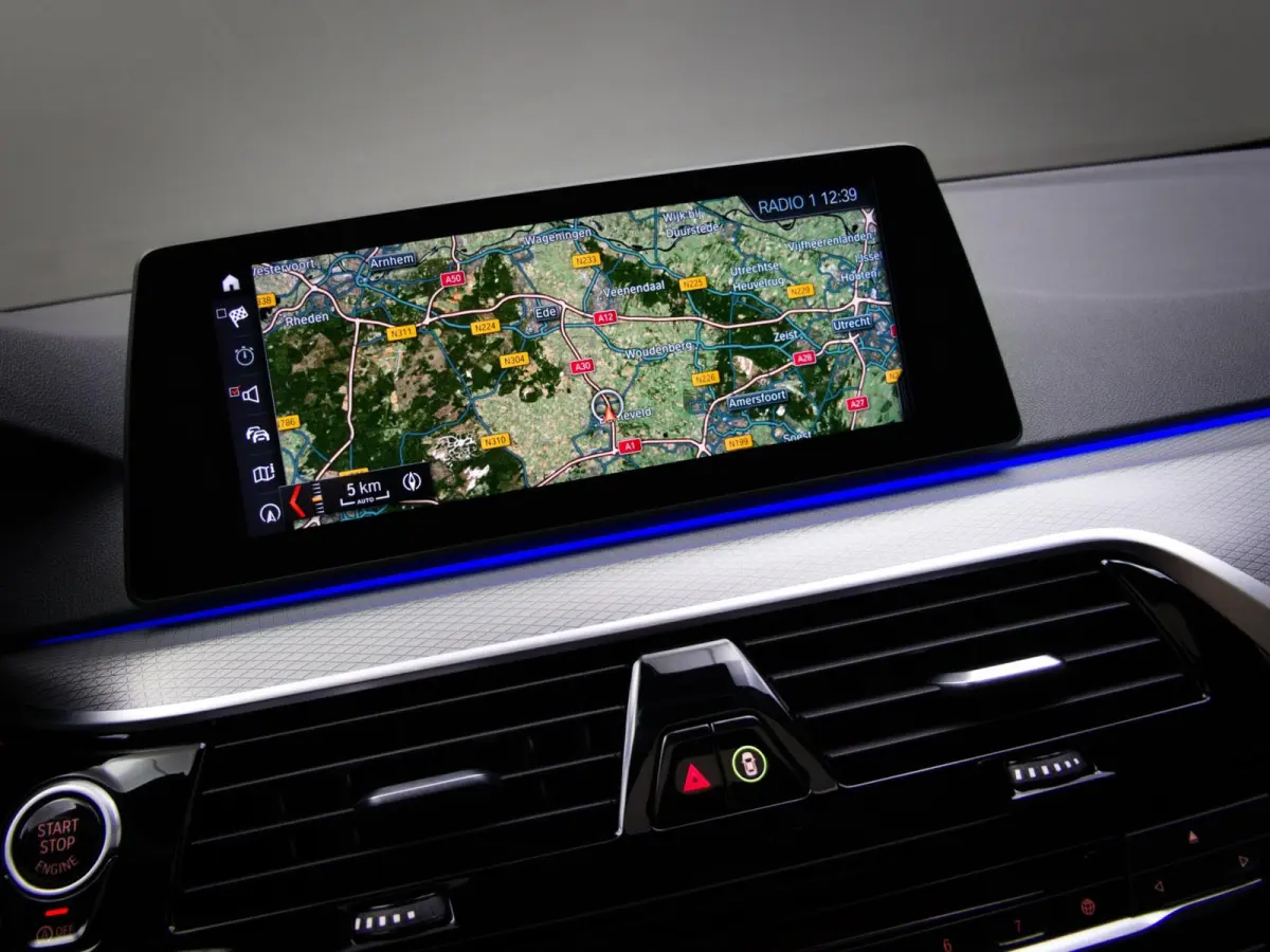 520i High Executive M-Sport (SFEERVERLICHTING, PANORAMADAK, HEAD-UP DISPLAY, NAVIGATIE PROFESSIONAL, STOELVERWARMING)
