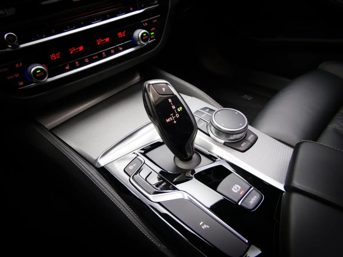 520i High Executive M-Sport (SFEERVERLICHTING, PANORAMADAK, HEAD-UP DISPLAY, NAVIGATIE PROFESSIONAL, STOELVERWARMING)