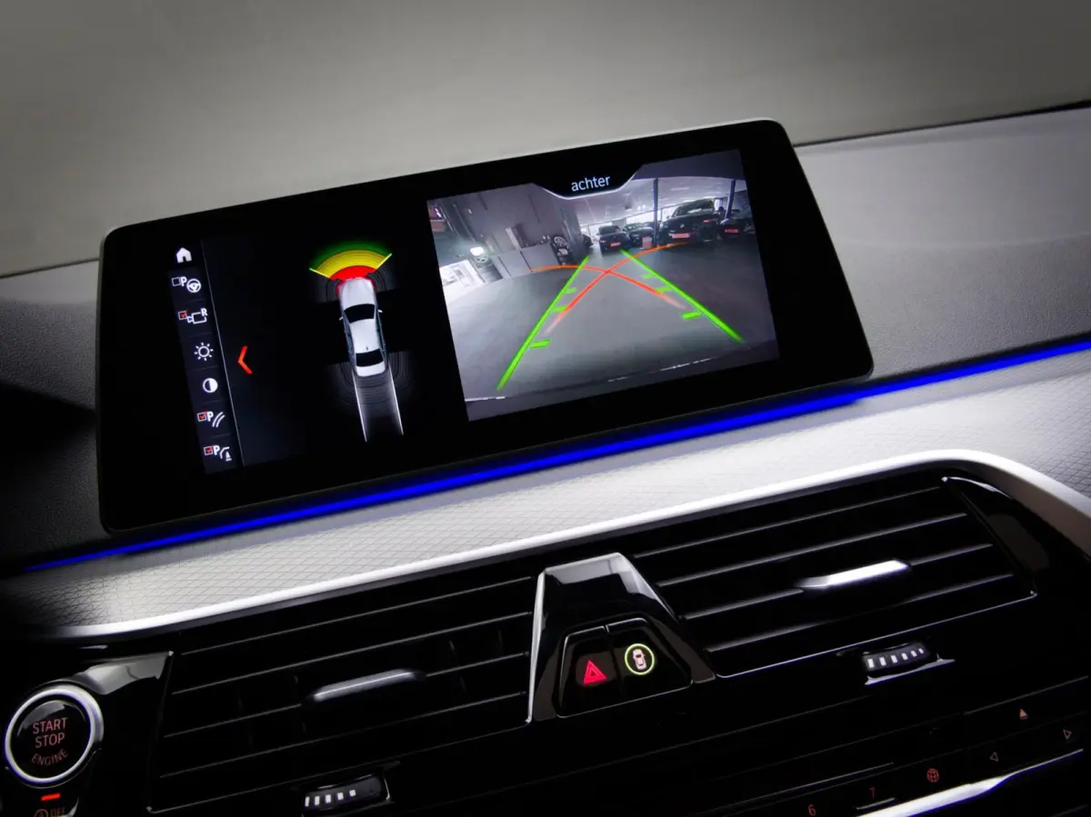 520i High Executive M-Sport (SFEERVERLICHTING, PANORAMADAK, HEAD-UP DISPLAY, NAVIGATIE PROFESSIONAL, STOELVERWARMING)