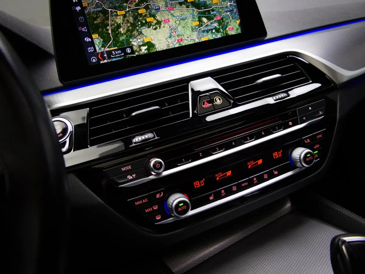 520i High Executive M-Sport (SFEERVERLICHTING, PANORAMADAK, HEAD-UP DISPLAY, NAVIGATIE PROFESSIONAL, STOELVERWARMING)