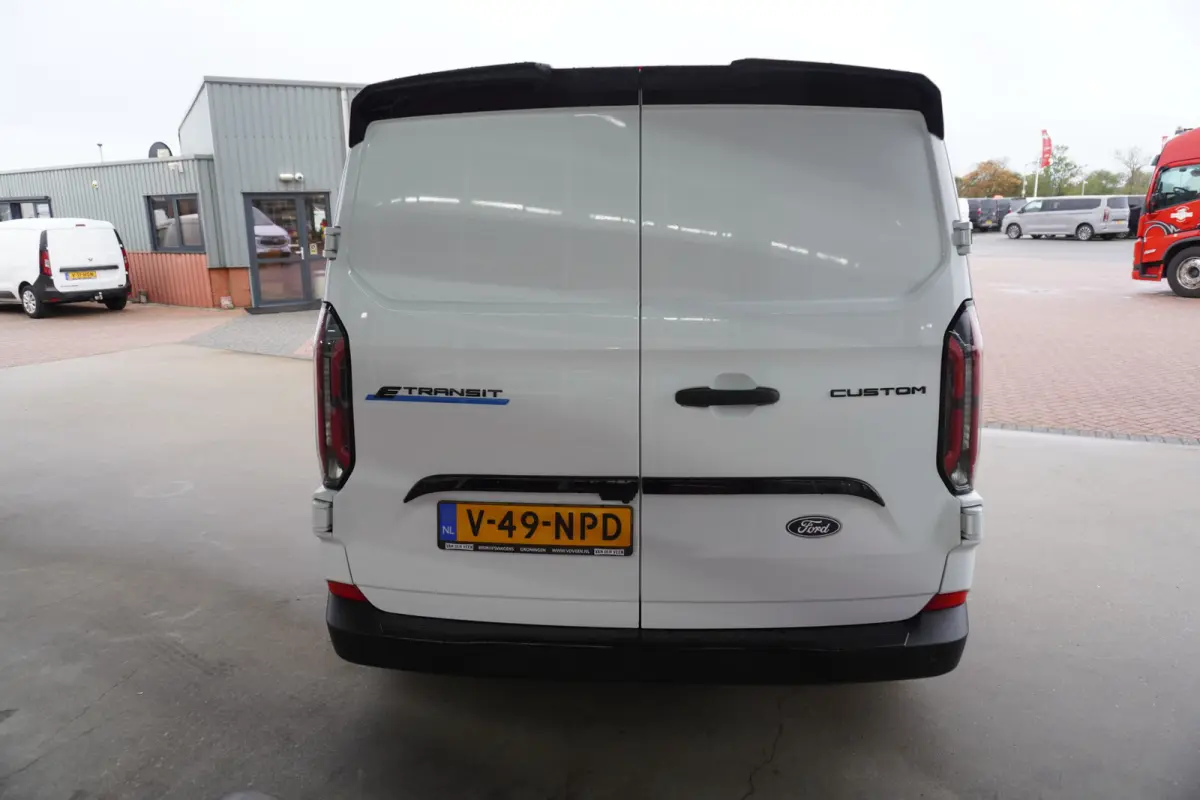 340 L2H1 136PK Trend 65 kWh WLTP 330km Elektrisch DEMO Nr. V220 | Airco | Cruise | Apple CP-Android | Camera | site steps met verlichting voor en achterspoiler | site striping | nr plaat ver