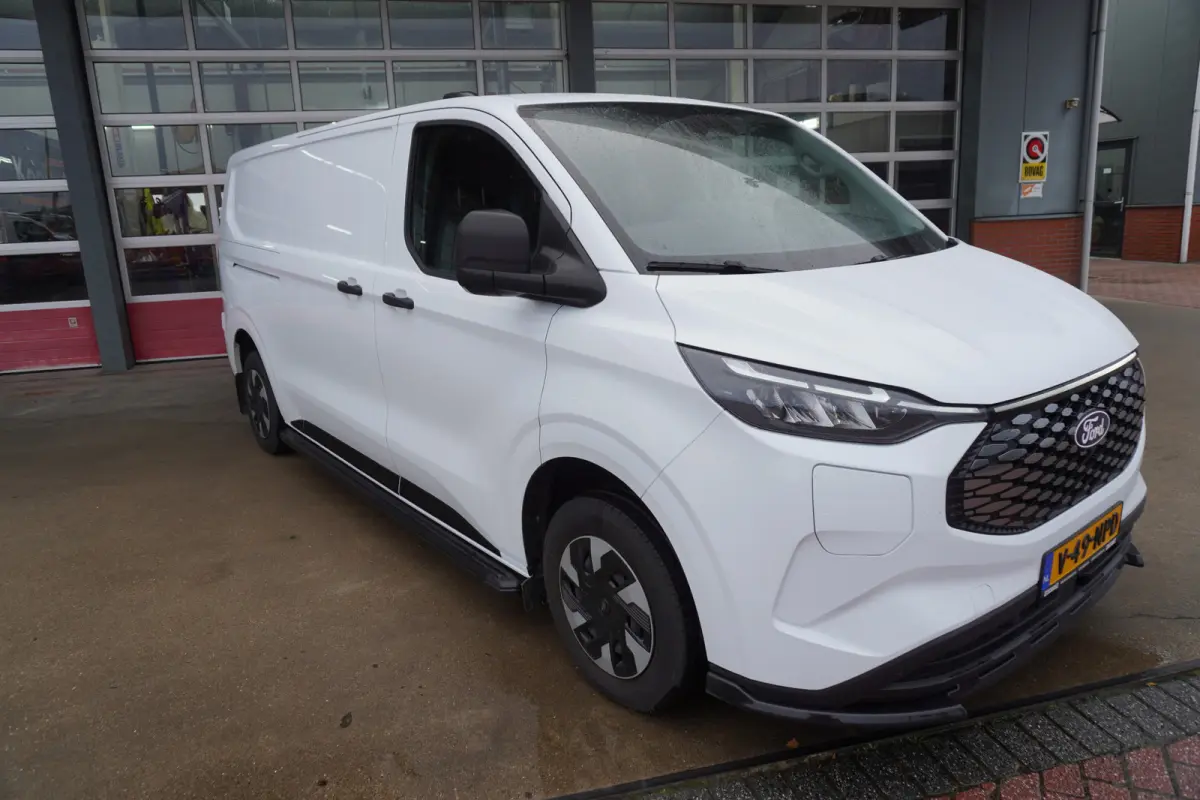 340 L2H1 136PK Trend 65 kWh WLTP 330km Elektrisch DEMO Nr. V220 | Airco | Cruise | Apple CP-Android | Camera | site steps met verlichting voor en achterspoiler | site striping | nr plaat ver