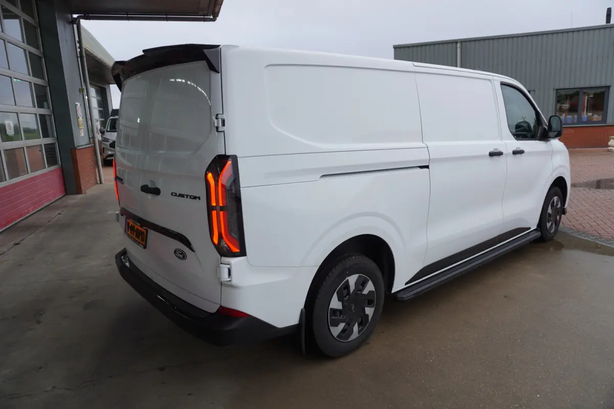 340 L2H1 136PK Trend 65 kWh WLTP 330km Elektrisch DEMO Nr. V220 | Airco | Cruise | Apple CP-Android | Camera | site steps met verlichting voor en achterspoiler | site striping | nr plaat ver