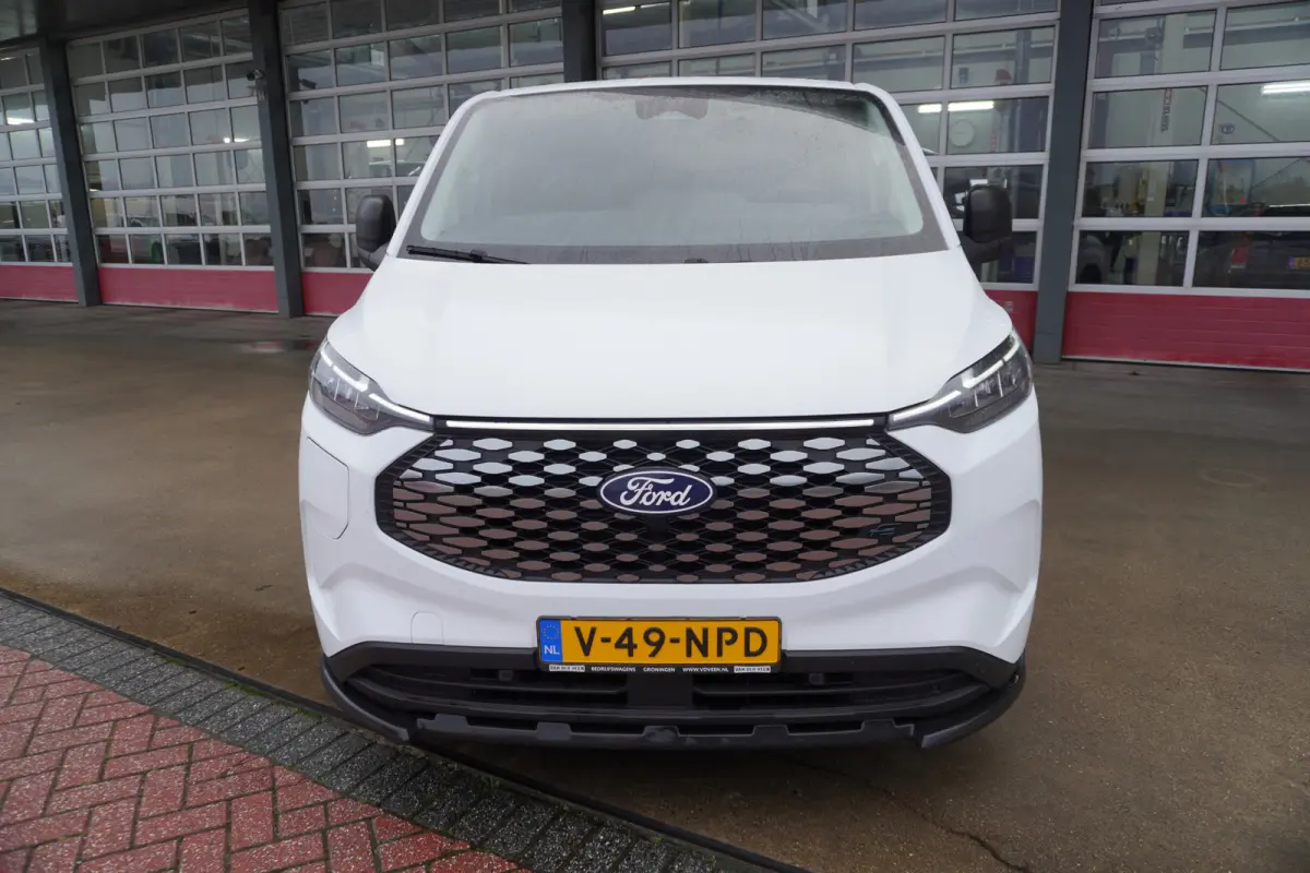 340 L2H1 136PK Trend 65 kWh WLTP 330km Elektrisch DEMO Nr. V220 | Airco | Cruise | Apple CP-Android | Camera | site steps met verlichting voor en achterspoiler | site striping | nr plaat ver