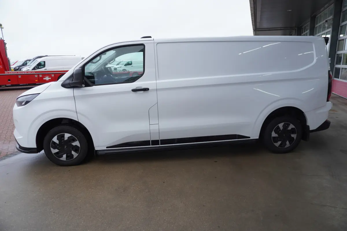 340 L2H1 136PK Trend 65 kWh WLTP 330km Elektrisch DEMO Nr. V220 | Airco | Cruise | Apple CP-Android | Camera | site steps met verlichting voor en achterspoiler | site striping | nr plaat ver