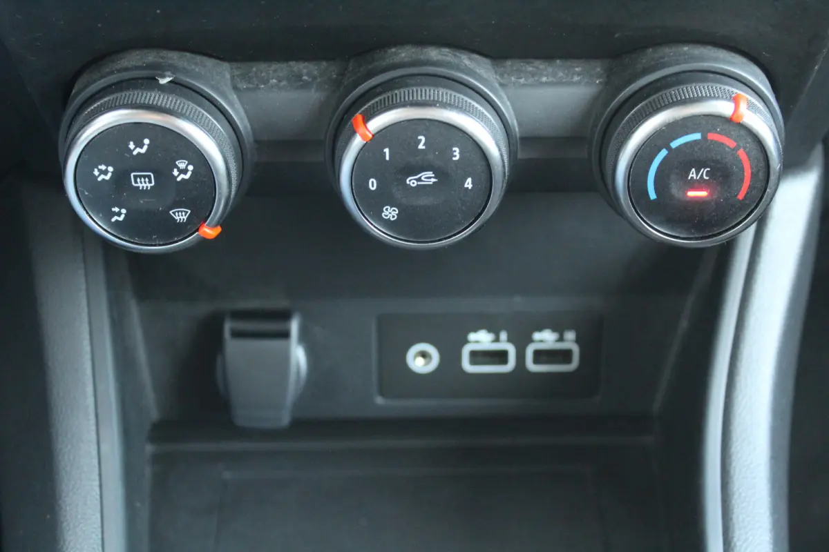 1.0 TCe 90 Techno l Cruise Control l PDC l Achteruitrijcamera l Keyless l LED l Apple Carplay/ Android Auto l All Season Banden