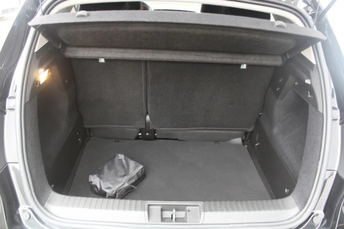 1.0 TCe 90 Evolution l Cruise Control l Lane Assist l PDC l Achteruitrijcamera l Airco l Navi l Keyless l LED l Apple Carplay/ Android Auto l All Season Banden