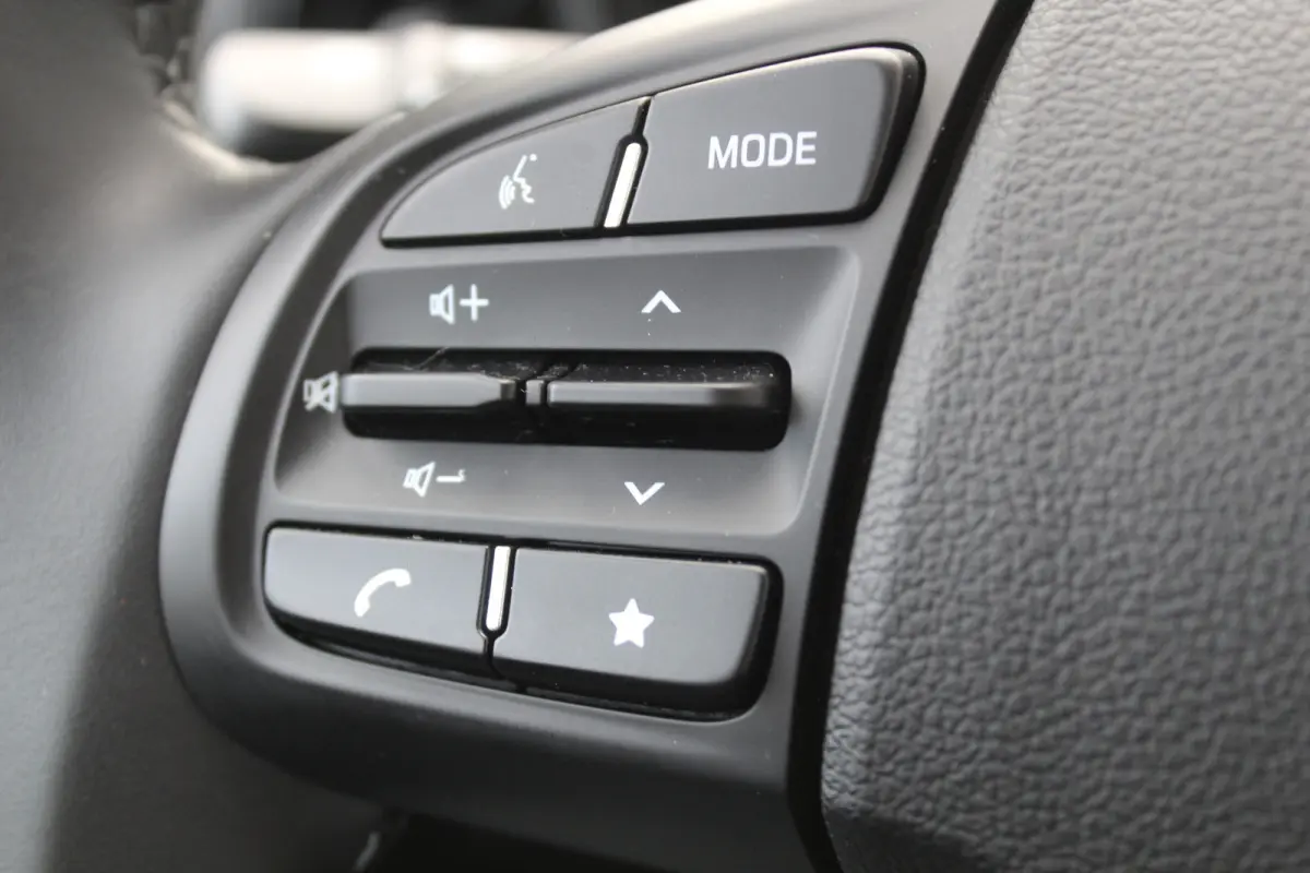 1.0 Comfort Smart l Cruise Control l Lane Assist l Camera l Airco l  NAVI l DAB l Apple Carplay/ Android Auto l Bluetooth
