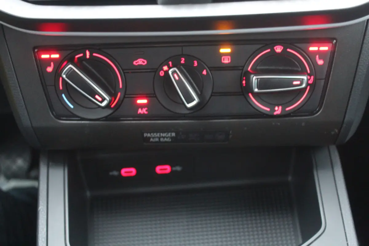 1.0 EcoTSI l Stoelverwarming l Cruise Control l Lane Assist l  PDC l Airco I Clima I Apple CarPlay/ Android Auto