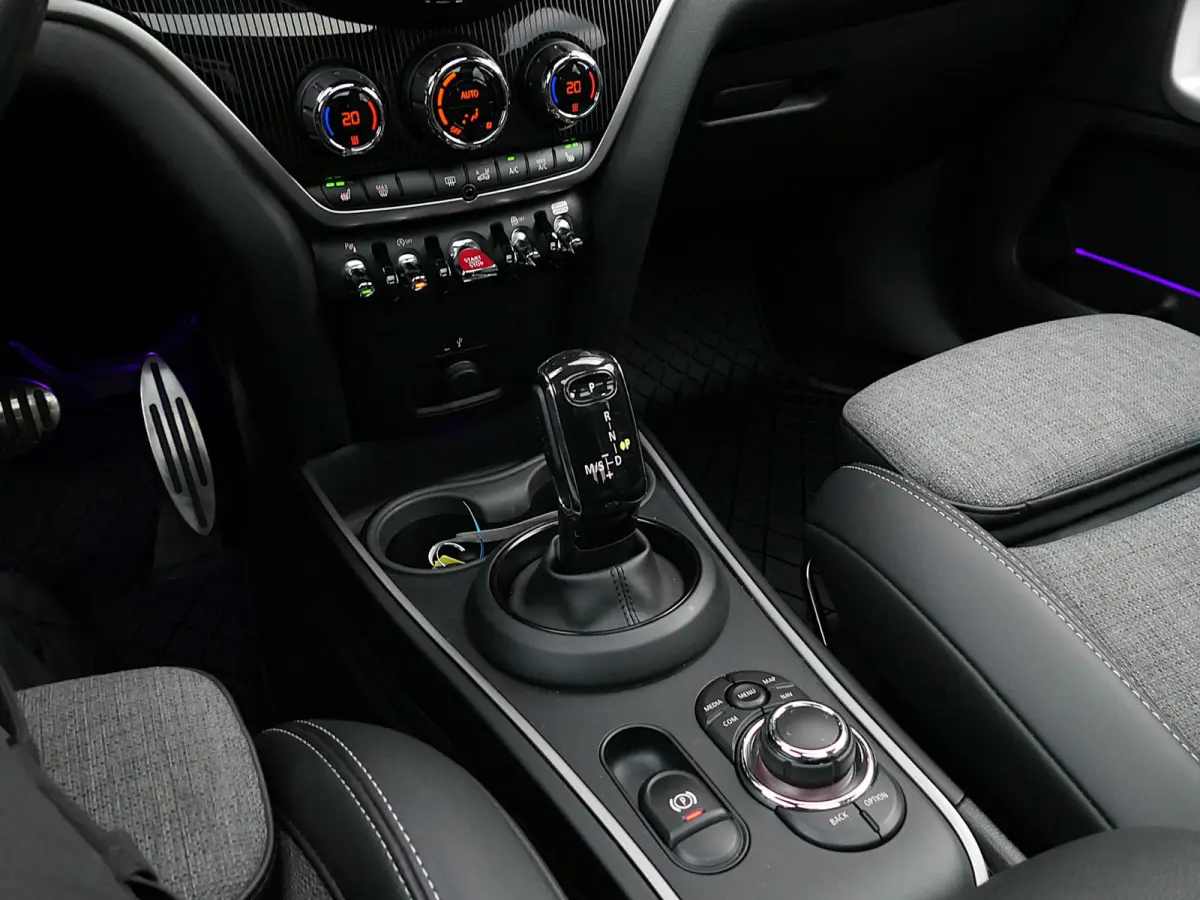 2.0 Cooper S ALL4 John Cooper Works | Panoramadak | Digitaal Dashboard | ACC | Head-up display | Achteruitrijcamera | Achterlicht britse vlag | Afneembare trekhaak | Apple-/Android Carplay |