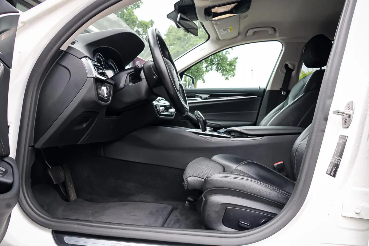 520i High Executive Stoel- & Stuurverwarming | Trekhaak | LED | Dealeronderhouden