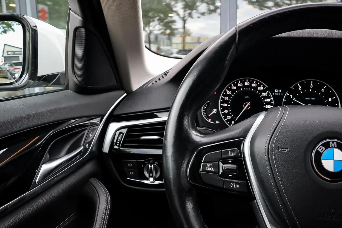 520i High Executive Stoel- & Stuurverwarming | Trekhaak | LED | Dealeronderhouden