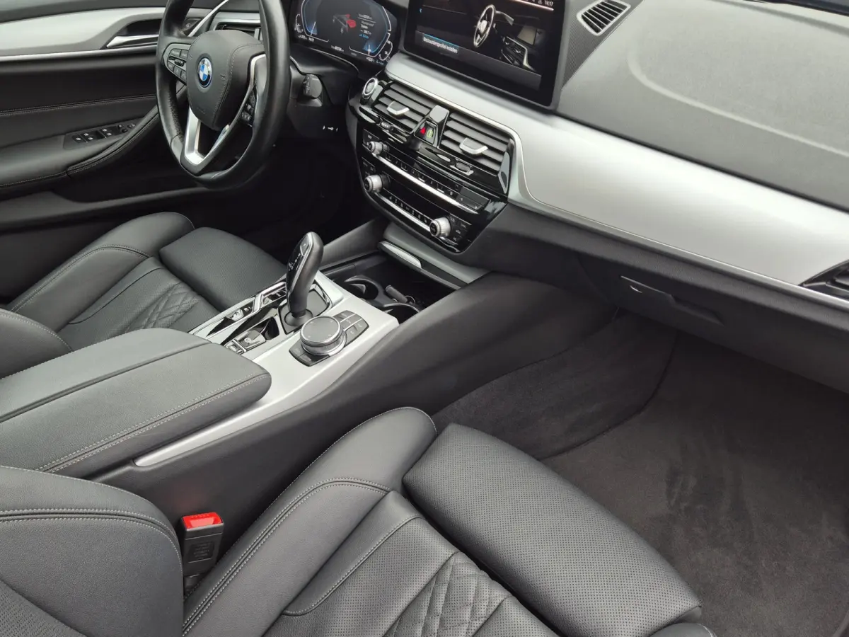 530e Business E plus Hybrid. IN ABSOLUTE NIEUWSTAAT.