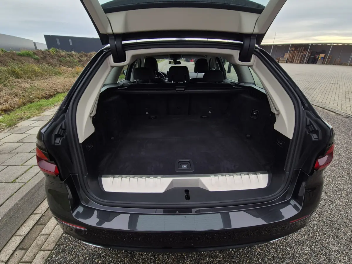 530e Business E plus Hybrid. IN ABSOLUTE NIEUWSTAAT.