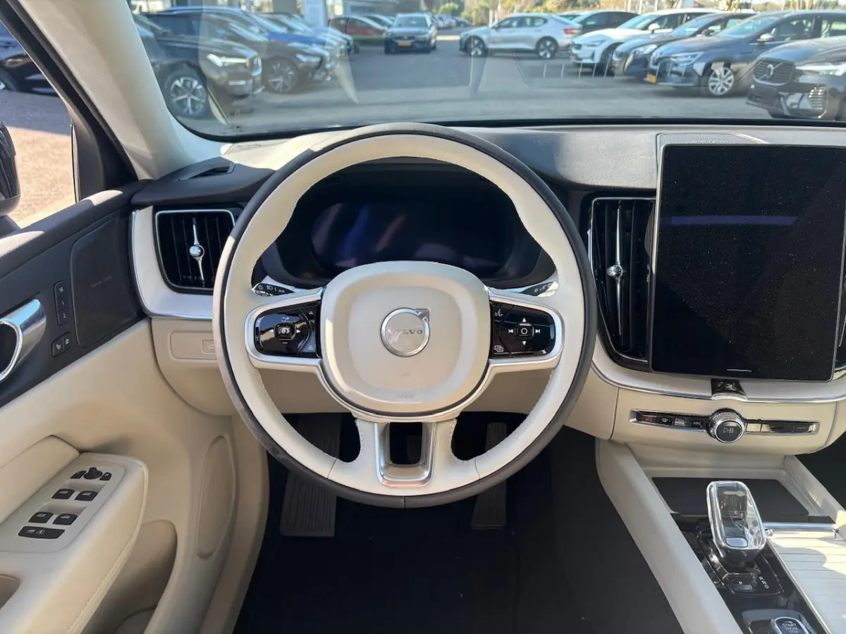 T6 Plug-in hybrid AWD Plus | Premium pack | Panoramadak | HUD | Geventileerd leer |