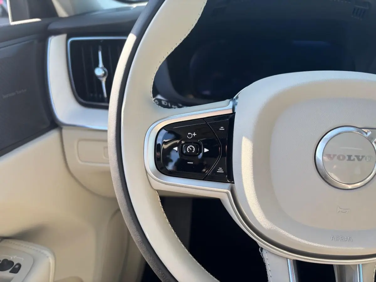 T6 Plug-in hybrid AWD Plus | Premium pack | Panoramadak | HUD | Geventileerd leer |