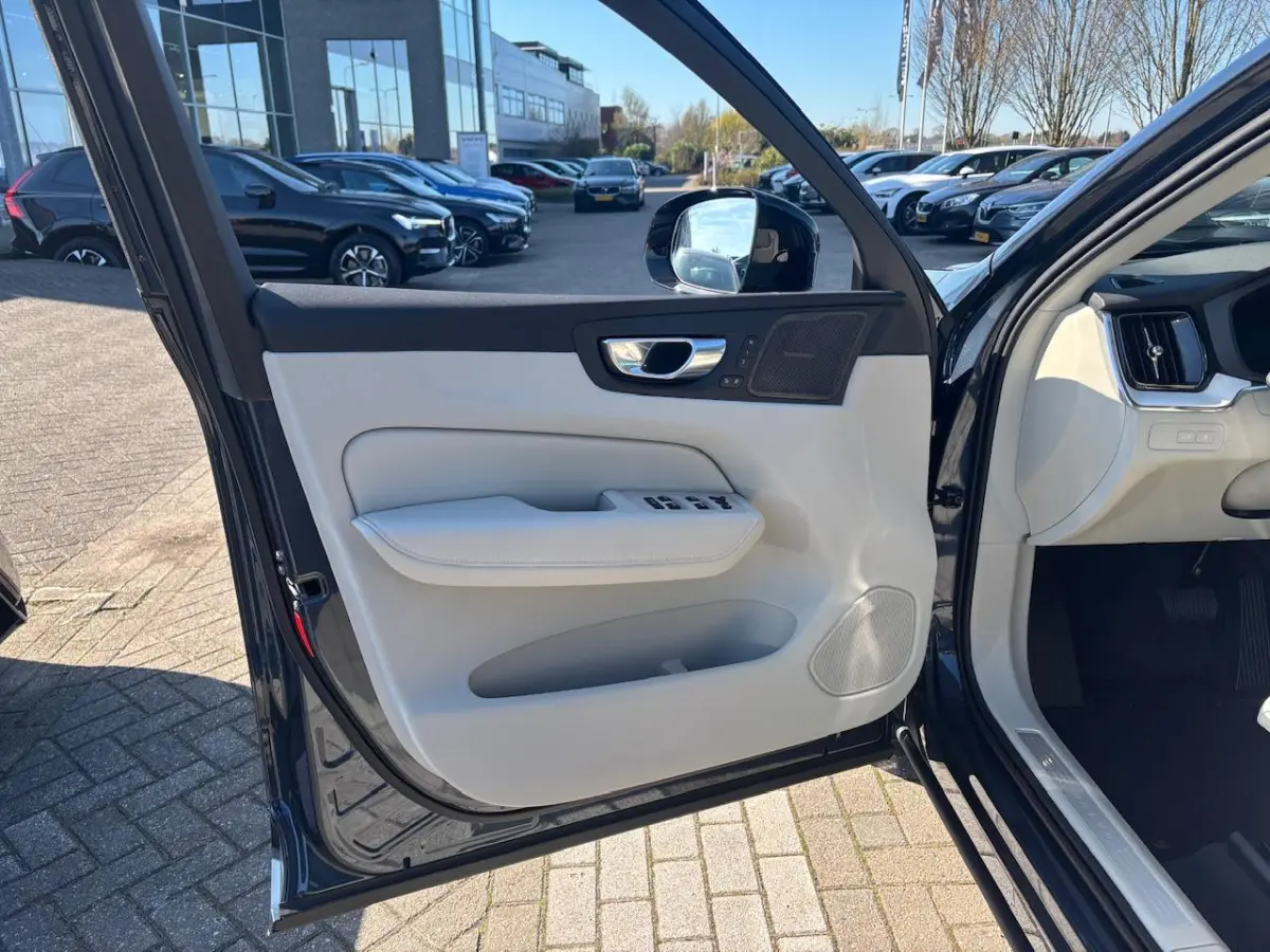 T6 Plug-in hybrid AWD Plus | Premium pack | Panoramadak | HUD | Geventileerd leer |