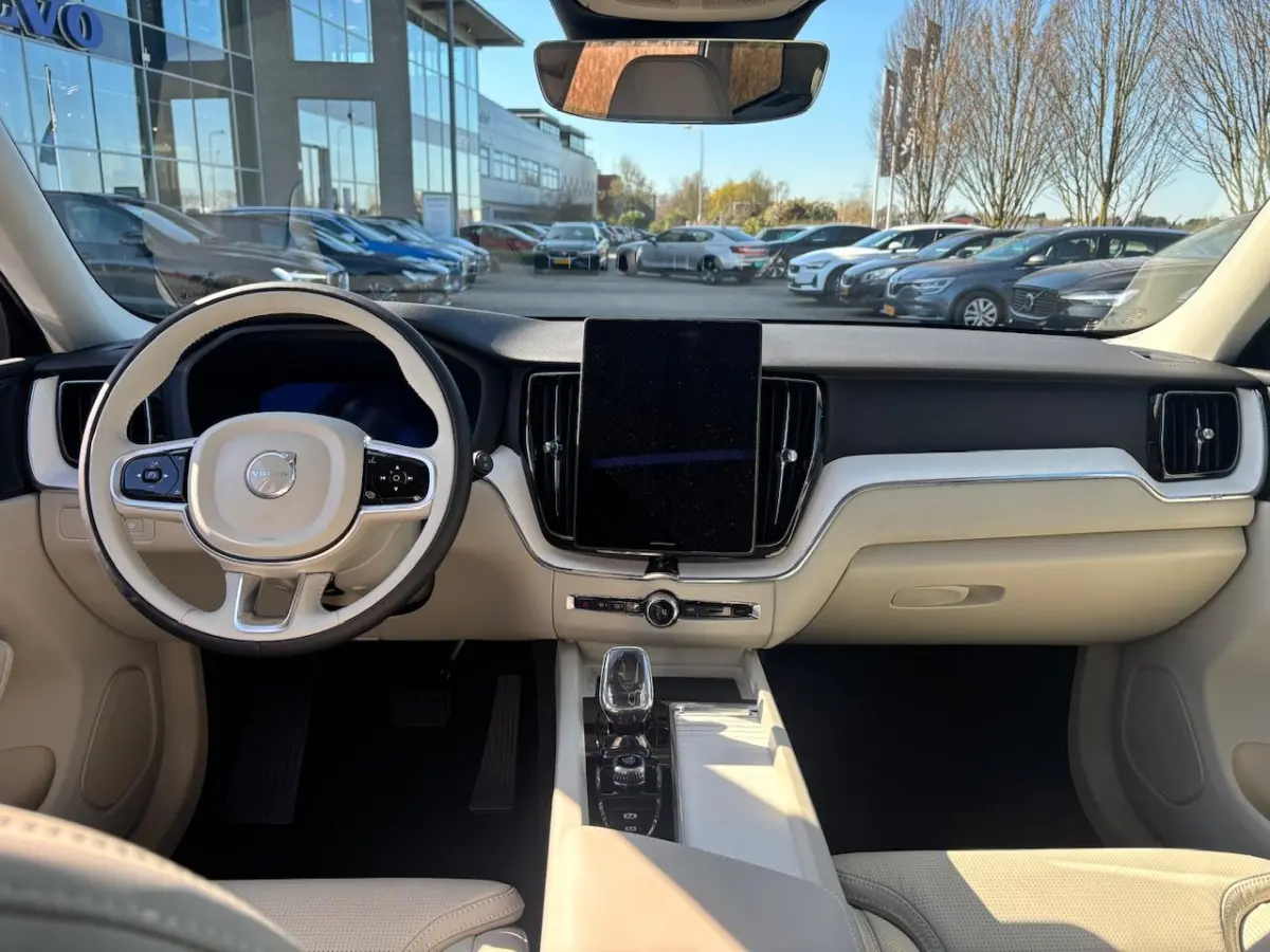 T6 Plug-in hybrid AWD Plus | Premium pack | Panoramadak | HUD | Geventileerd leer |