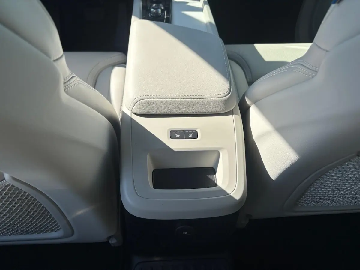 T6 Plug-in hybrid AWD Plus | Premium pack | Panoramadak | HUD | Geventileerd leer |