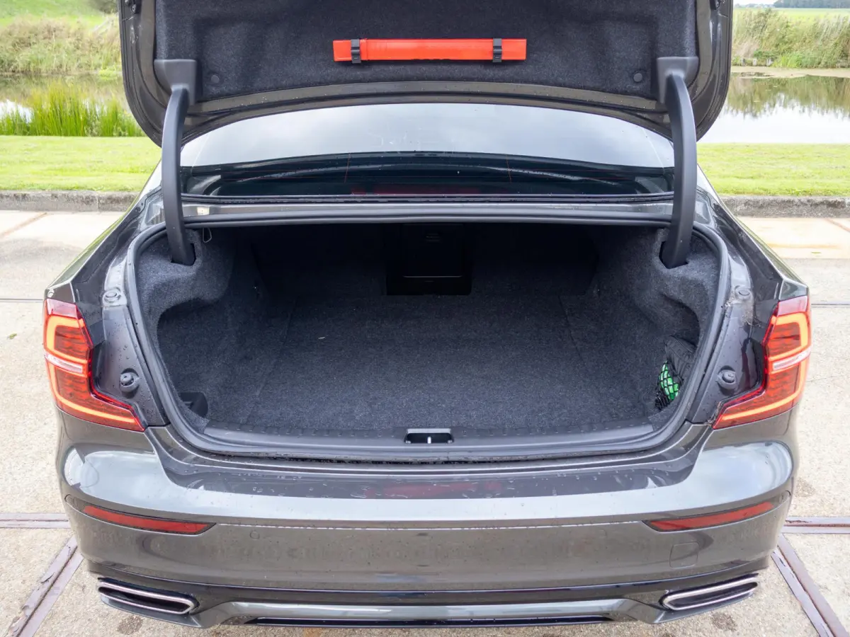 2.0 B3 R-Design ACC Pilot Assist BLIS