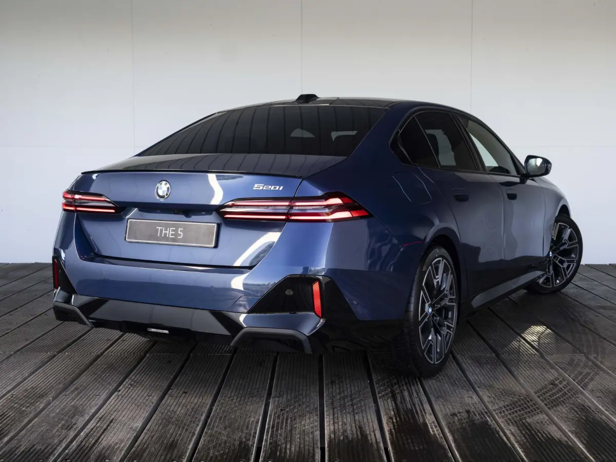 520i High Executive | M Sportpakket Pro | Innovation Pack | Travel Pack | Trekhaak | Panoramadak | Harman Kardon