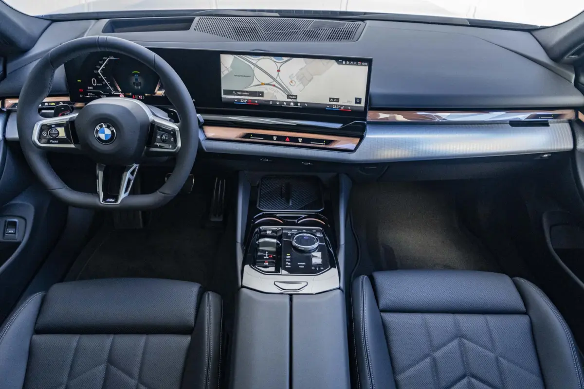 520i High Executive | M Sportpakket Pro | Innovation Pack | Travel Pack | Trekhaak | Panoramadak | Harman Kardon