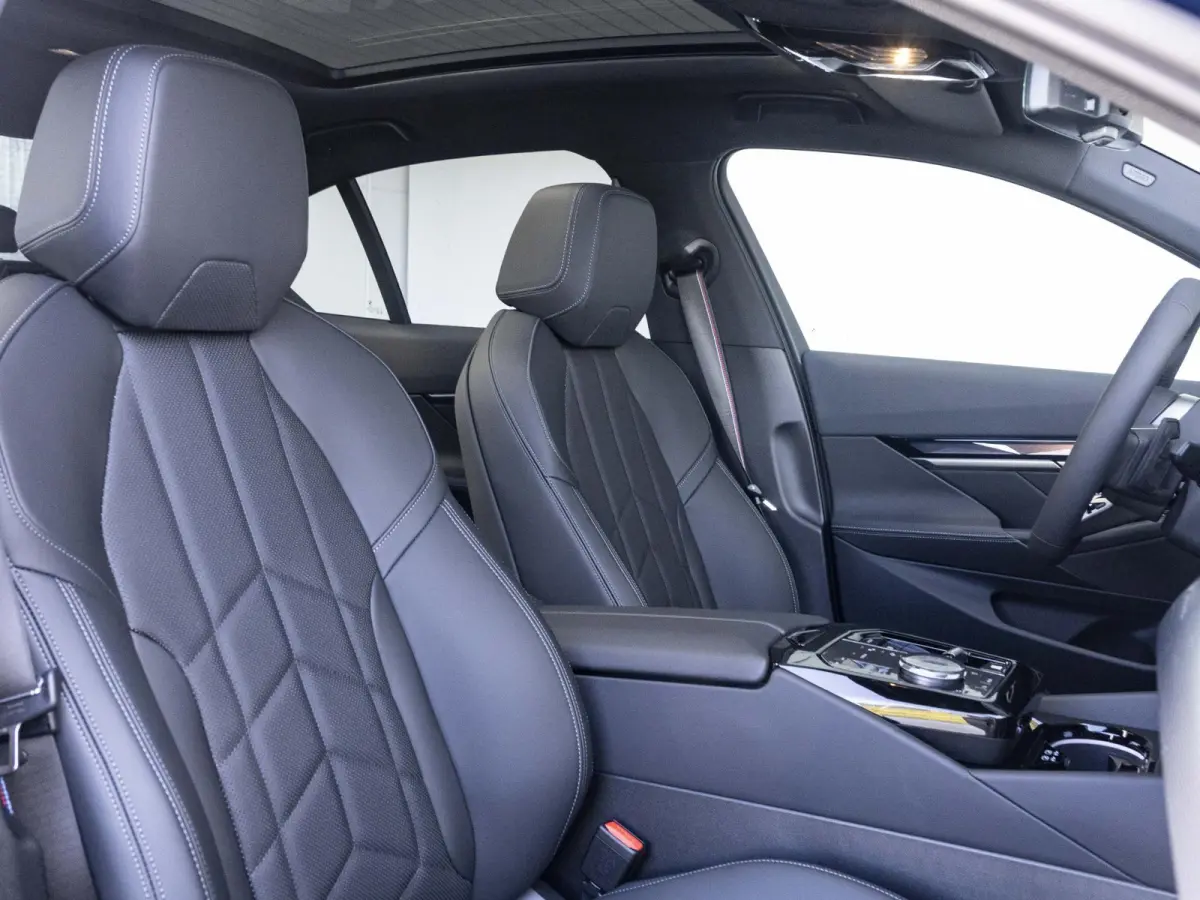 520i High Executive | M Sportpakket Pro | Innovation Pack | Travel Pack | Trekhaak | Panoramadak | Harman Kardon