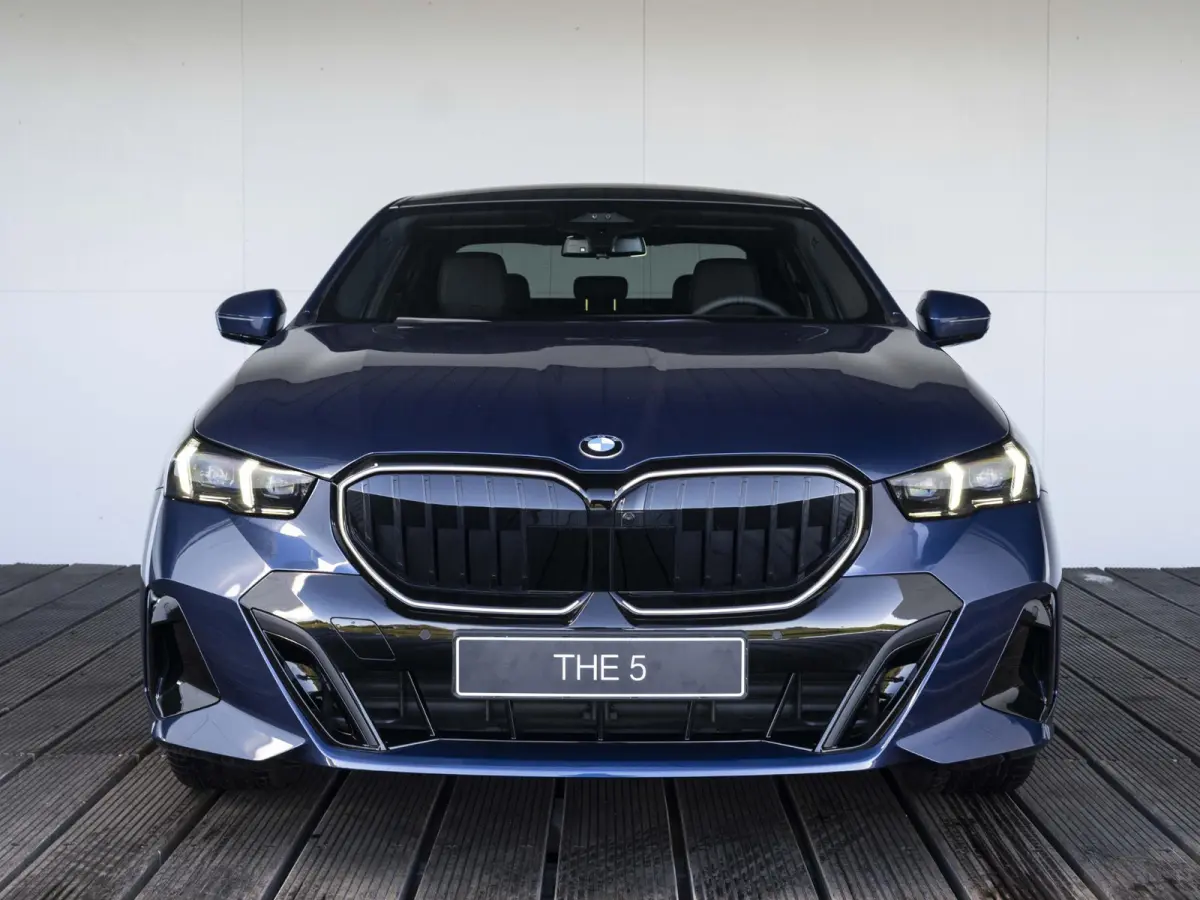 520i High Executive | M Sportpakket Pro | Innovation Pack | Travel Pack | Trekhaak | Panoramadak | Harman Kardon