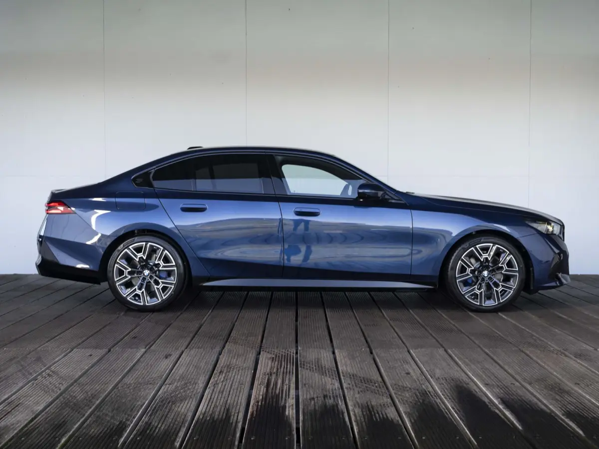 520i High Executive | M Sportpakket Pro | Innovation Pack | Travel Pack | Trekhaak | Panoramadak | Harman Kardon