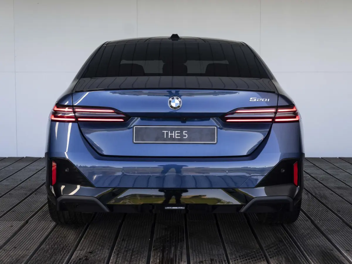 520i High Executive | M Sportpakket Pro | Innovation Pack | Travel Pack | Trekhaak | Panoramadak | Harman Kardon