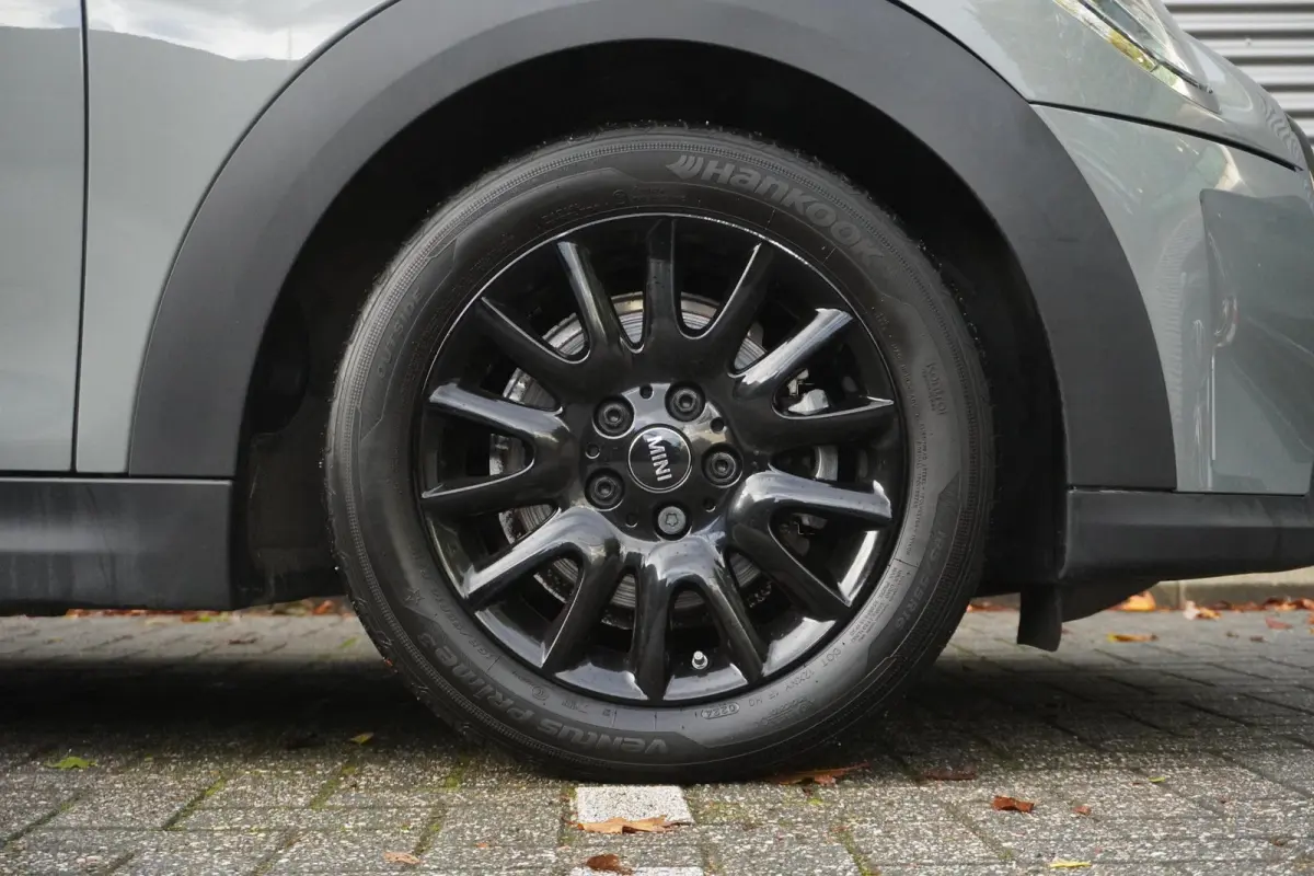 One Classic Uitvoering | Comfort pakket | 16" LM Victory Spoke zwart | LED-koplampen | Interieurpanelen Piano Black |