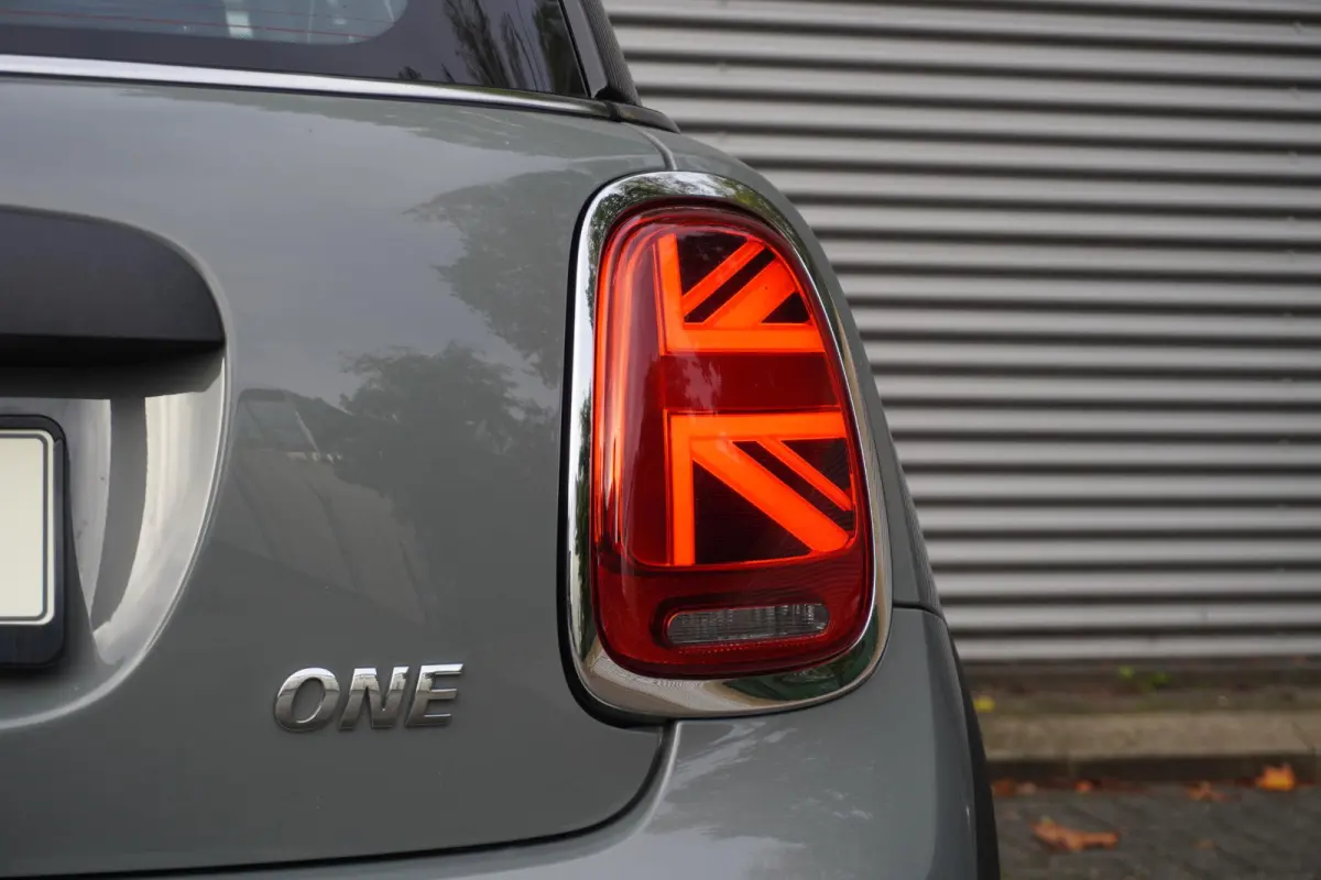 One Classic Uitvoering | Comfort pakket | 16" LM Victory Spoke zwart | LED-koplampen | Interieurpanelen Piano Black |