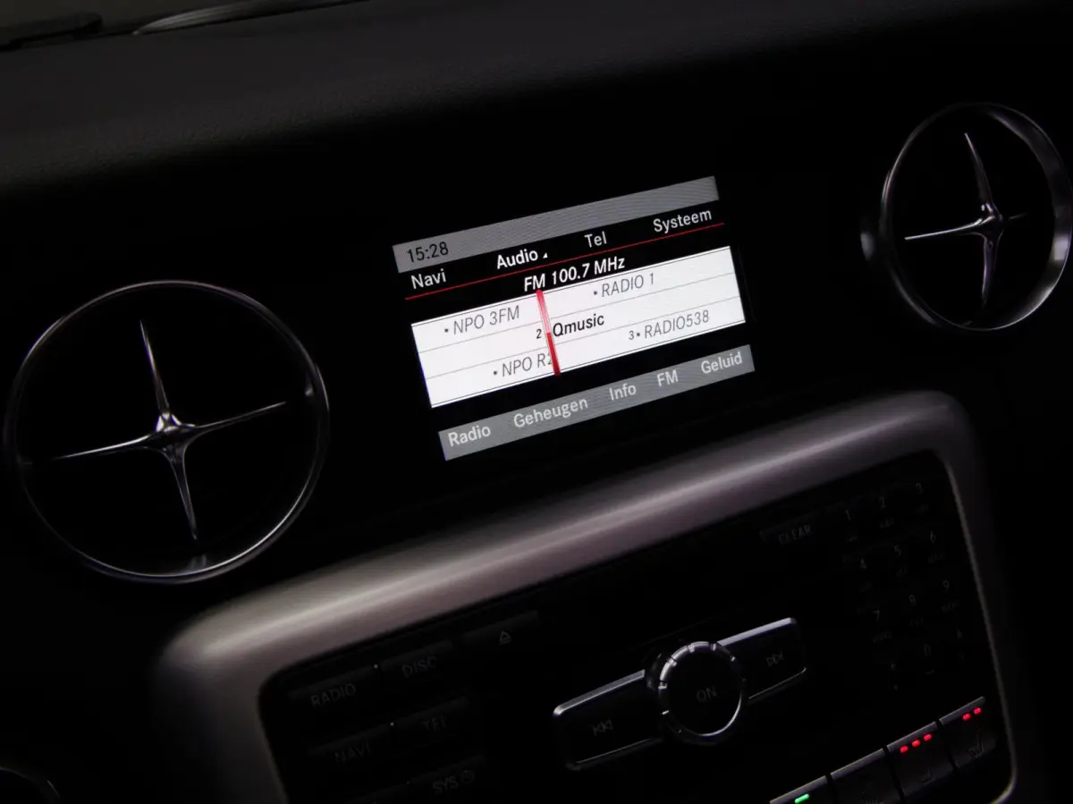 200 AMG-Line (SFEERVERLICHTING, STOEL- & NEKVERWARMING, NAVIGATIESYSTEEM, CRUISE CONTROL, BLUETOOTH)