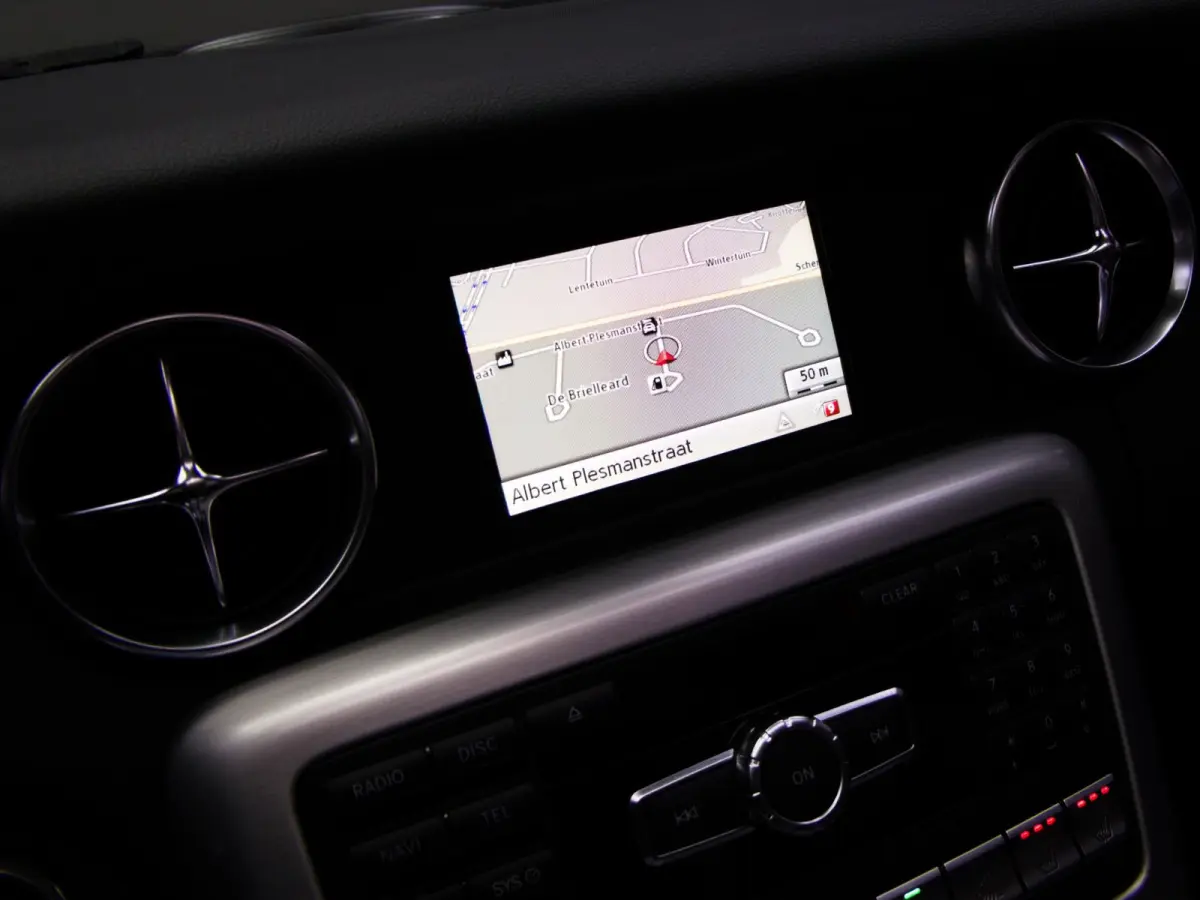 200 AMG-Line (SFEERVERLICHTING, STOEL- & NEKVERWARMING, NAVIGATIESYSTEEM, CRUISE CONTROL, BLUETOOTH)