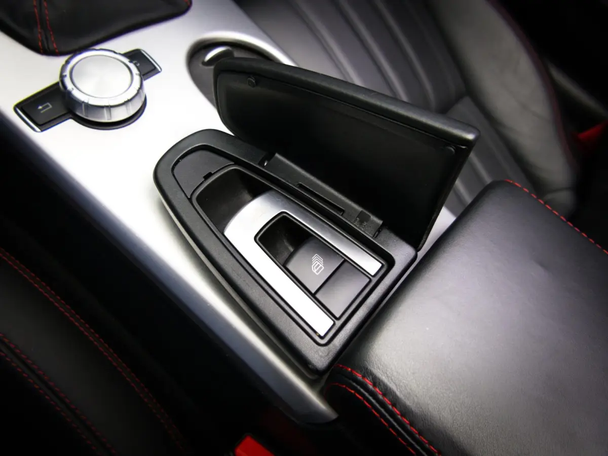 200 AMG-Line (SFEERVERLICHTING, STOEL- & NEKVERWARMING, NAVIGATIESYSTEEM, CRUISE CONTROL, BLUETOOTH)