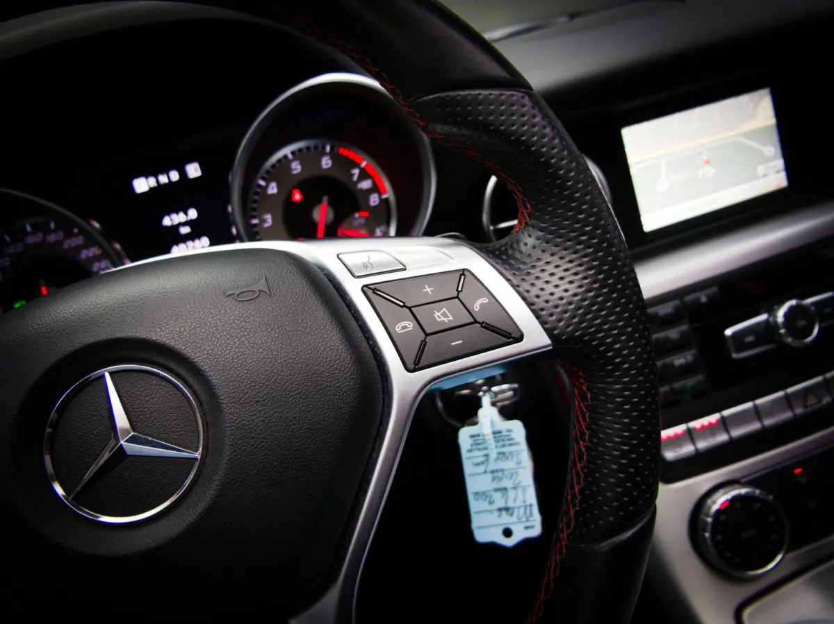 200 AMG-Line (SFEERVERLICHTING, STOEL- & NEKVERWARMING, NAVIGATIESYSTEEM, CRUISE CONTROL, BLUETOOTH)