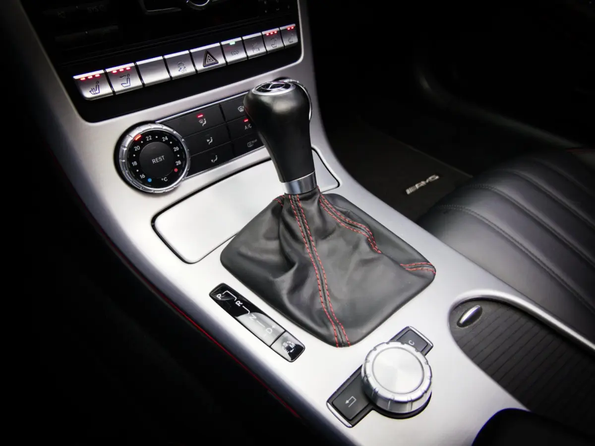 200 AMG-Line (SFEERVERLICHTING, STOEL- & NEKVERWARMING, NAVIGATIESYSTEEM, CRUISE CONTROL, BLUETOOTH)