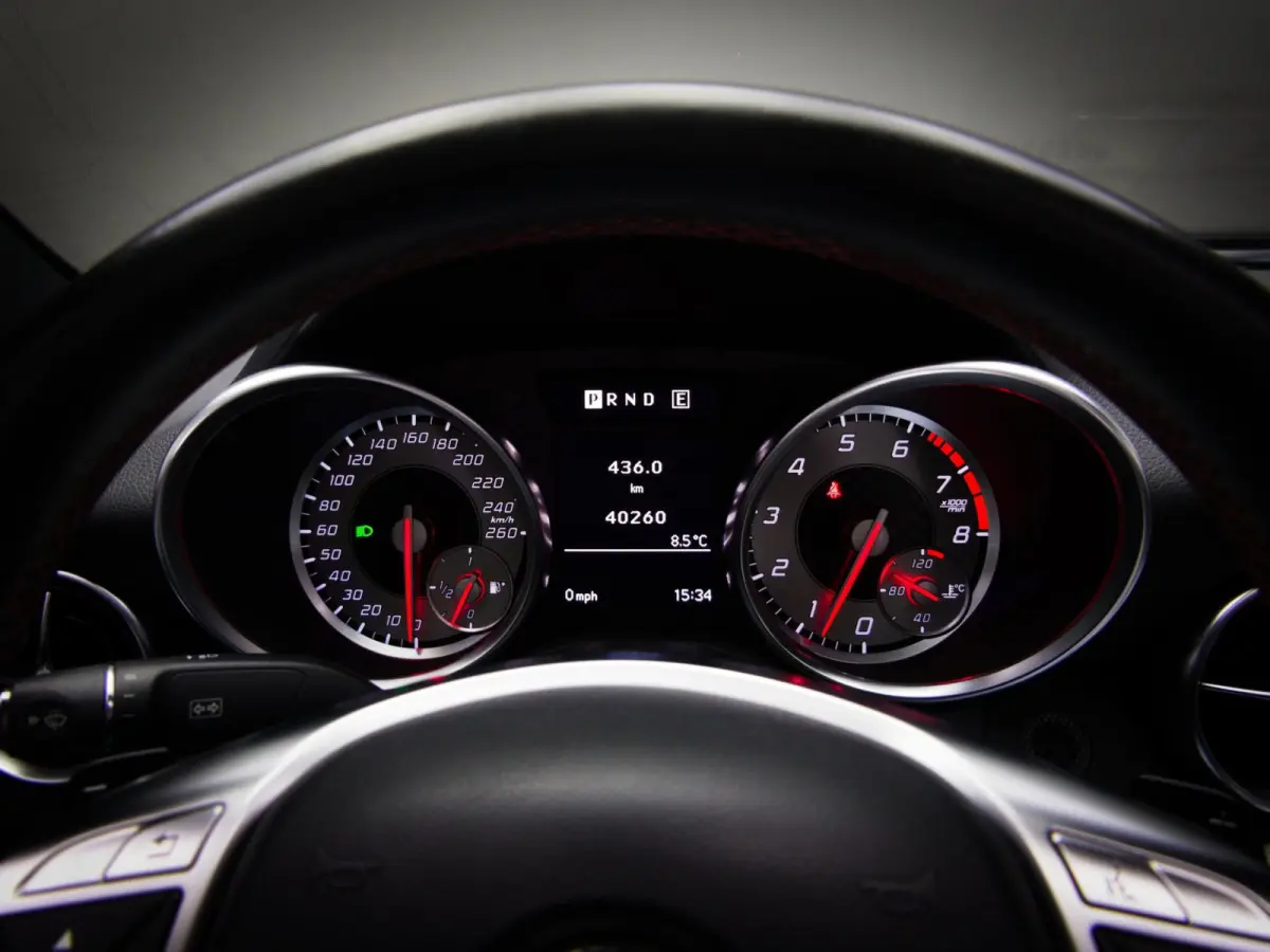 200 AMG-Line (SFEERVERLICHTING, STOEL- & NEKVERWARMING, NAVIGATIESYSTEEM, CRUISE CONTROL, BLUETOOTH)
