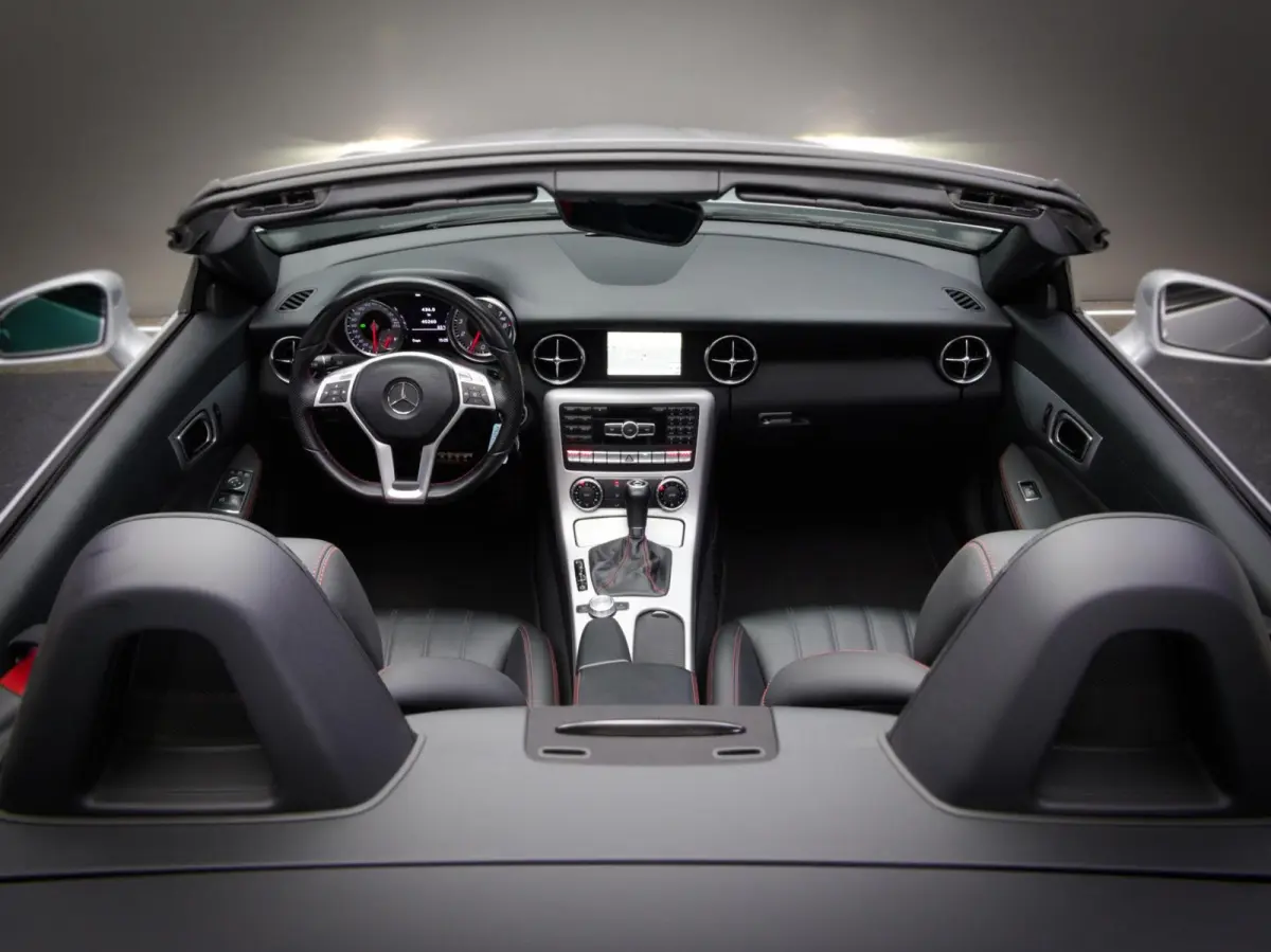 200 AMG-Line (SFEERVERLICHTING, STOEL- & NEKVERWARMING, NAVIGATIESYSTEEM, CRUISE CONTROL, BLUETOOTH)