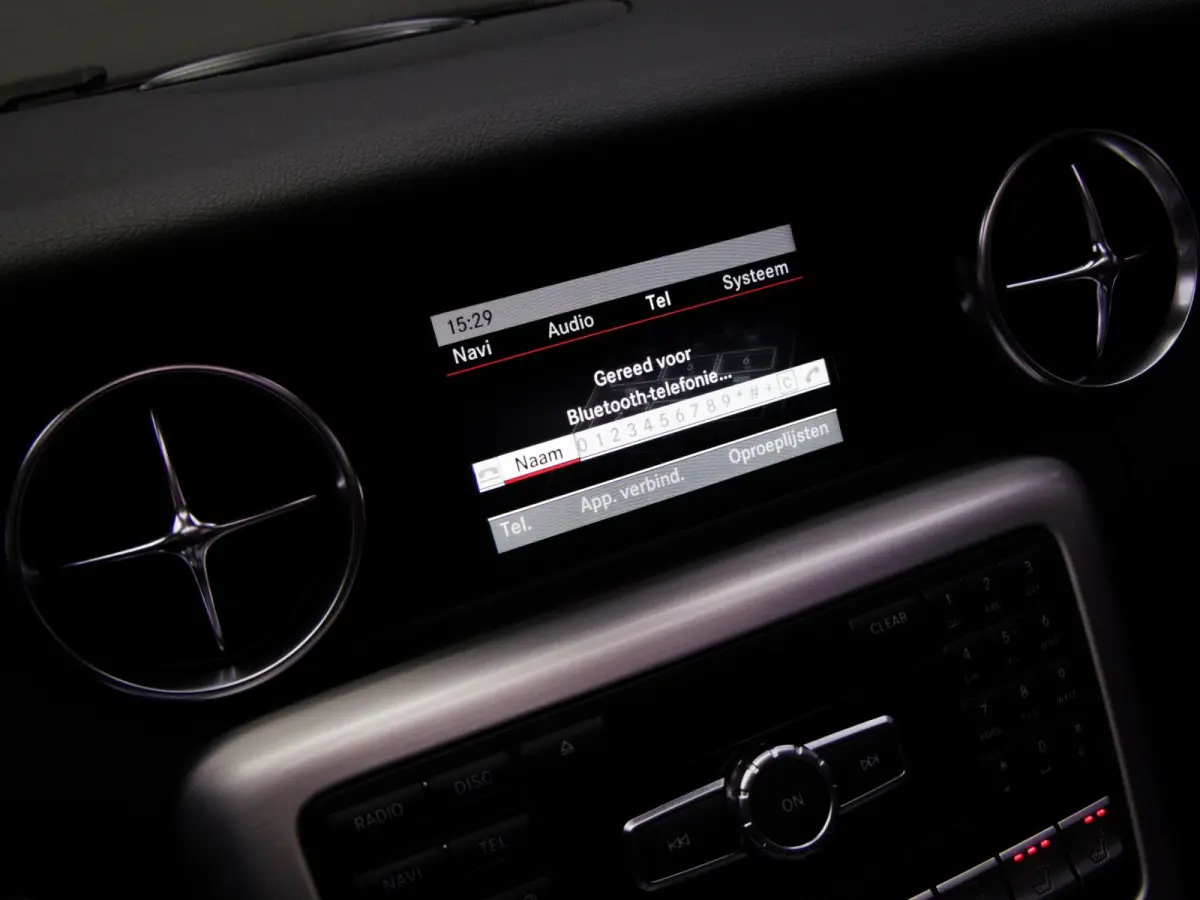 200 AMG-Line (SFEERVERLICHTING, STOEL- & NEKVERWARMING, NAVIGATIESYSTEEM, CRUISE CONTROL, BLUETOOTH)