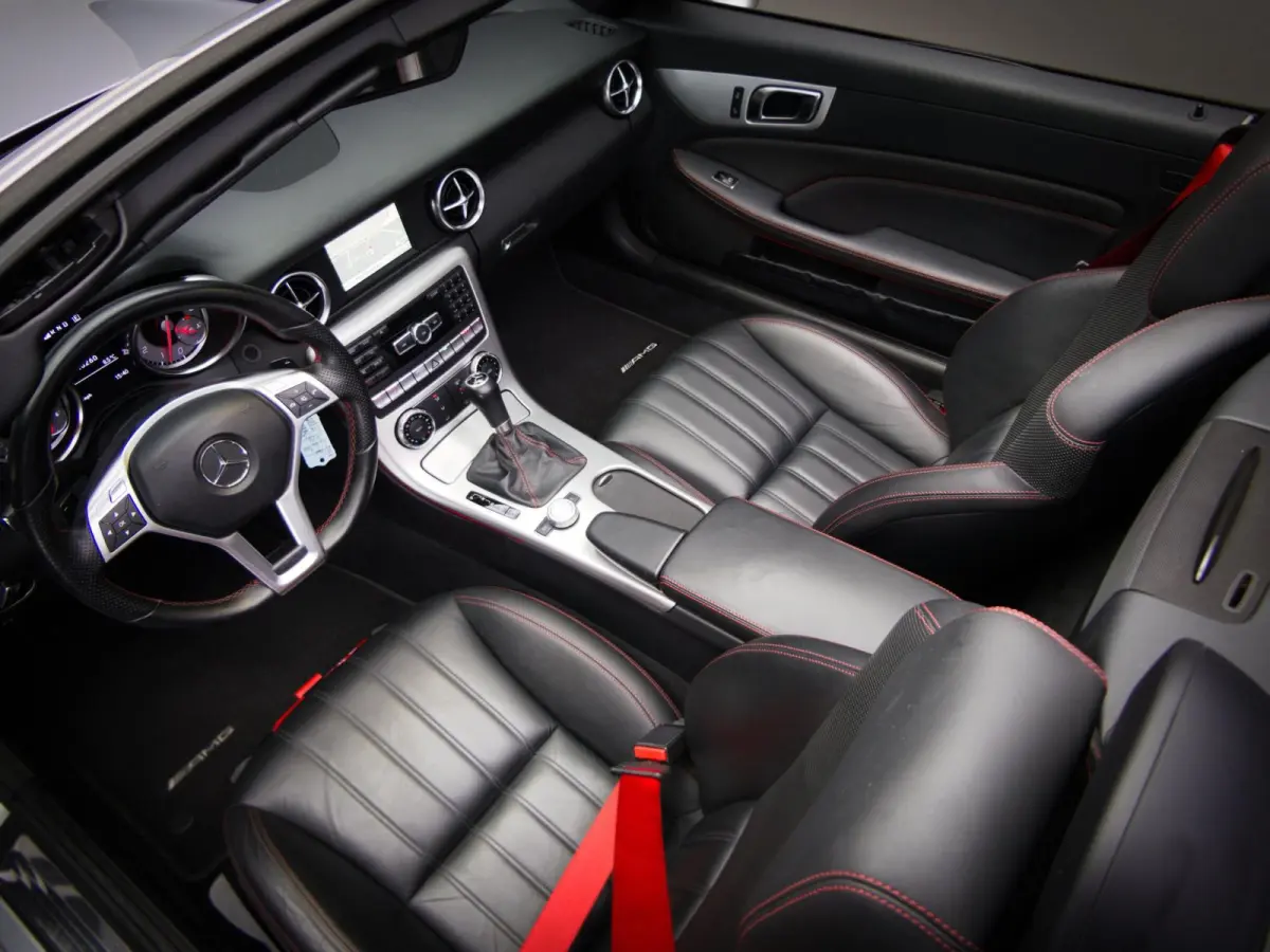 200 AMG-Line (SFEERVERLICHTING, STOEL- & NEKVERWARMING, NAVIGATIESYSTEEM, CRUISE CONTROL, BLUETOOTH)