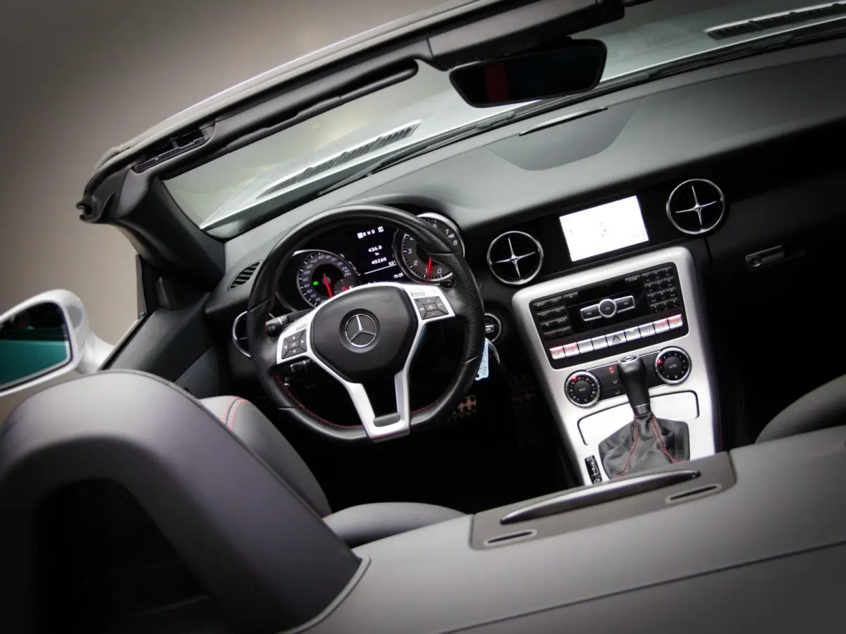 200 AMG-Line (SFEERVERLICHTING, STOEL- & NEKVERWARMING, NAVIGATIESYSTEEM, CRUISE CONTROL, BLUETOOTH)