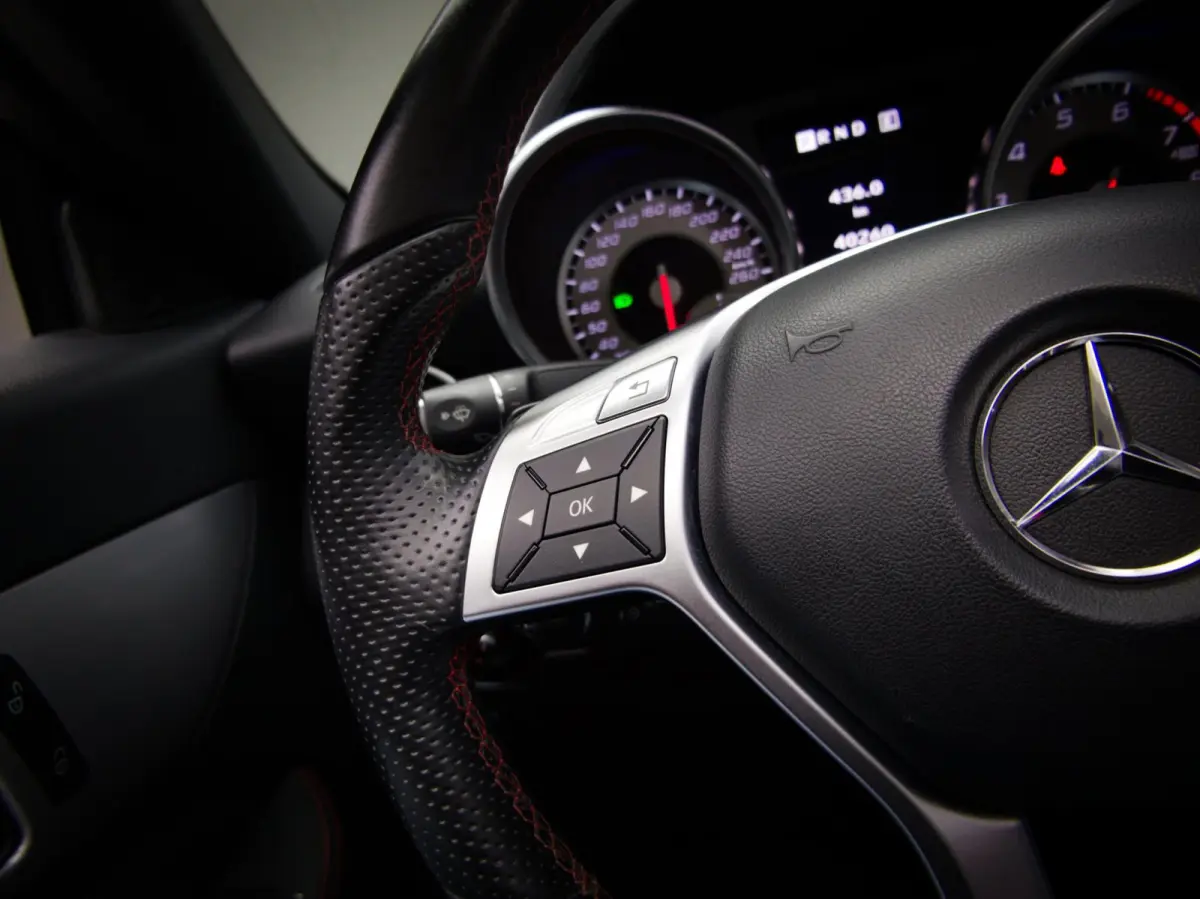 200 AMG-Line (SFEERVERLICHTING, STOEL- & NEKVERWARMING, NAVIGATIESYSTEEM, CRUISE CONTROL, BLUETOOTH)