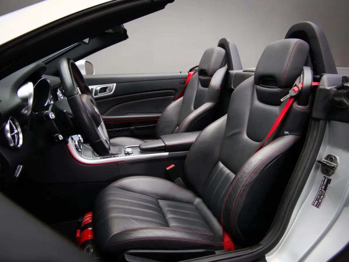 200 AMG-Line (SFEERVERLICHTING, STOEL- & NEKVERWARMING, NAVIGATIESYSTEEM, CRUISE CONTROL, BLUETOOTH)