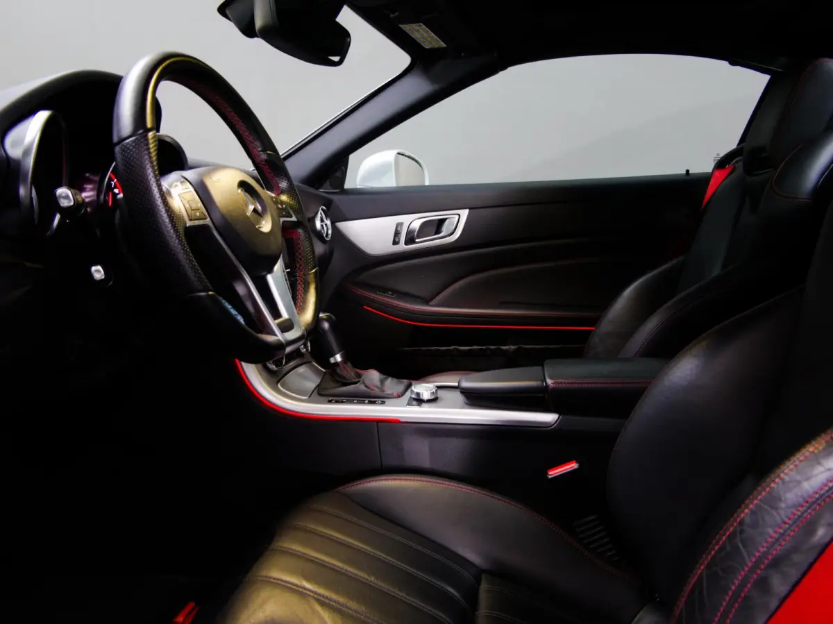 200 AMG-Line (SFEERVERLICHTING, STOEL- & NEKVERWARMING, NAVIGATIESYSTEEM, CRUISE CONTROL, BLUETOOTH)