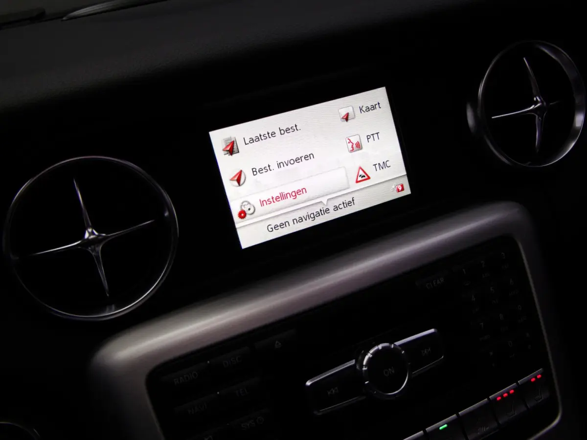 200 AMG-Line (SFEERVERLICHTING, STOEL- & NEKVERWARMING, NAVIGATIESYSTEEM, CRUISE CONTROL, BLUETOOTH)
